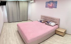 Apartment Near Metro Pozniaky